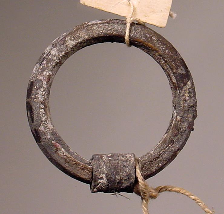 Fingerring (?) mit Schloss in Form eines umgelegten Bands