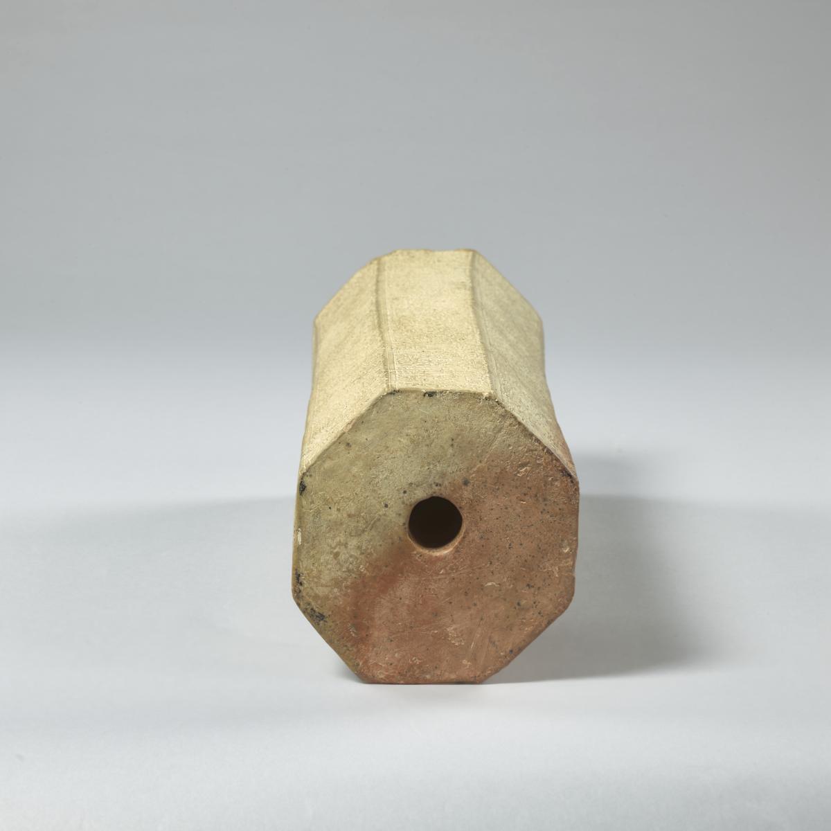 Achtseitiges Prisma mit Weihinschrift Tiglatpilesars I. von Assyrien