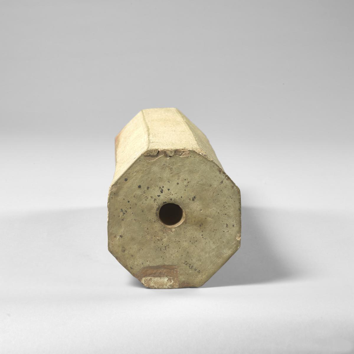 Achtseitiges Prisma mit Weihinschrift Tiglatpilesars I. von Assyrien