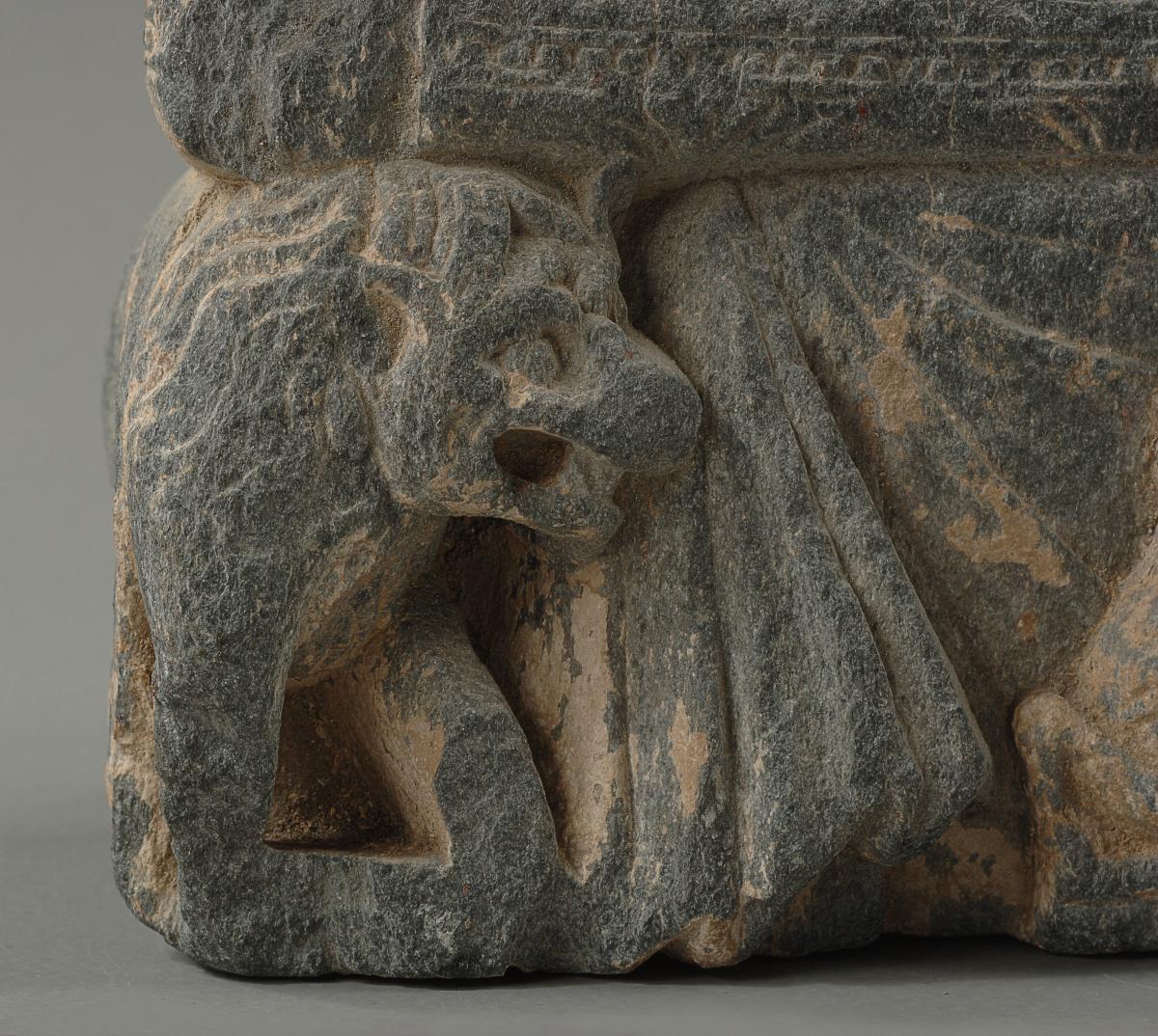 Unterkörper eines meditierenden Buddha auf Löwenthron mit Vorhangmotiv (Fragment). Sockelrelief: Knieender Adorant vor Feuerständer (Fragment)