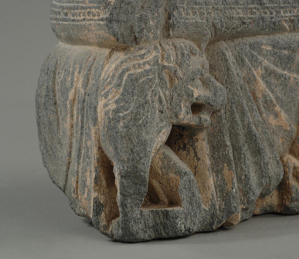 Unterkörper eines meditierenden Buddha auf Löwenthron mit Vorhangmotiv (Fragment). Sockelrelief: Knieender Adorant vor Feuerständer (Fragment)