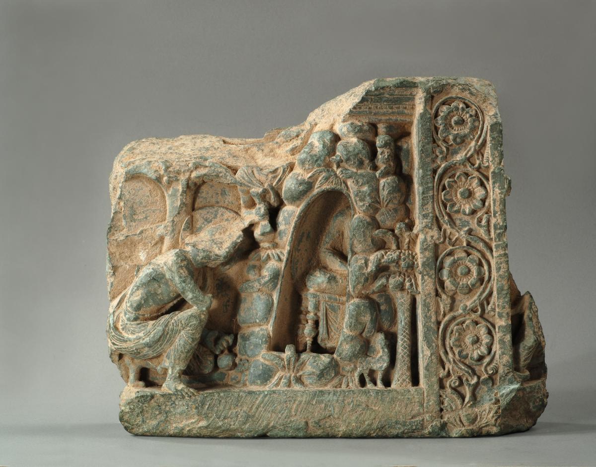 Erzählende Szene (Fragment): Der Götterkönig Indra besucht den meditierenden Buddha in einer Höhle (Indrashailaguha); Rankendekor (rechts)