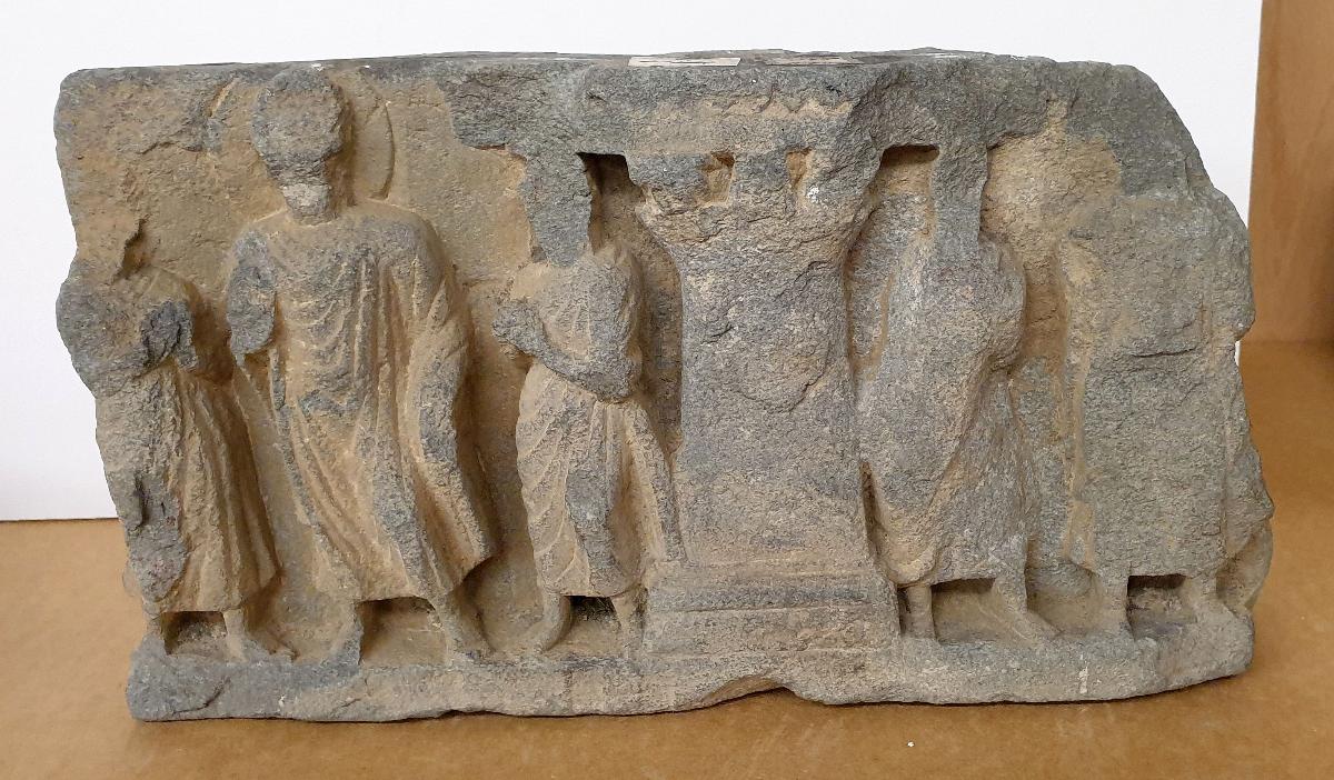 Zwei Verehrungsszenen jeweils eines stehenden Buddha in Schutzgeste (abhaya-mudra) (Fragment)