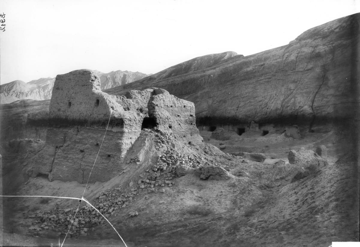 Höhlen-Panorama und Ruinenfeld