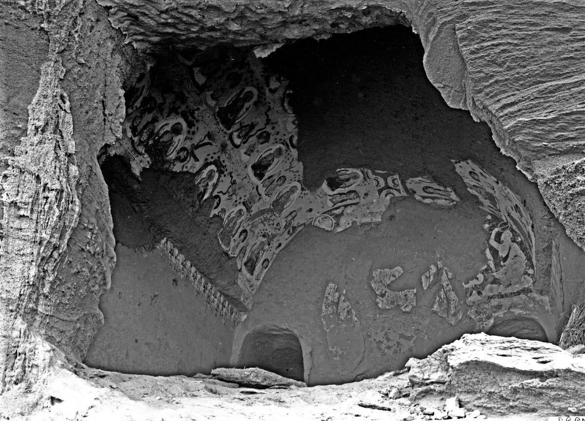 Höhlenansicht mit Wandmalerei