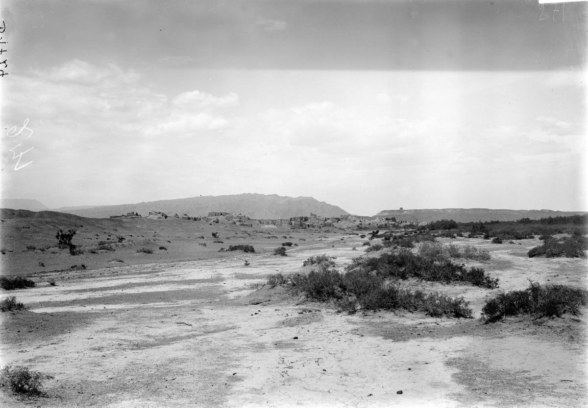 Höhlen-Panorama und Gebäude