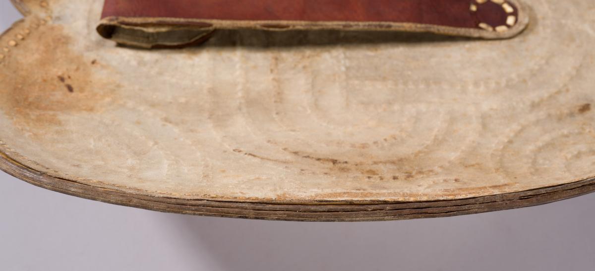 Schild, bemalt und mit Inschrift