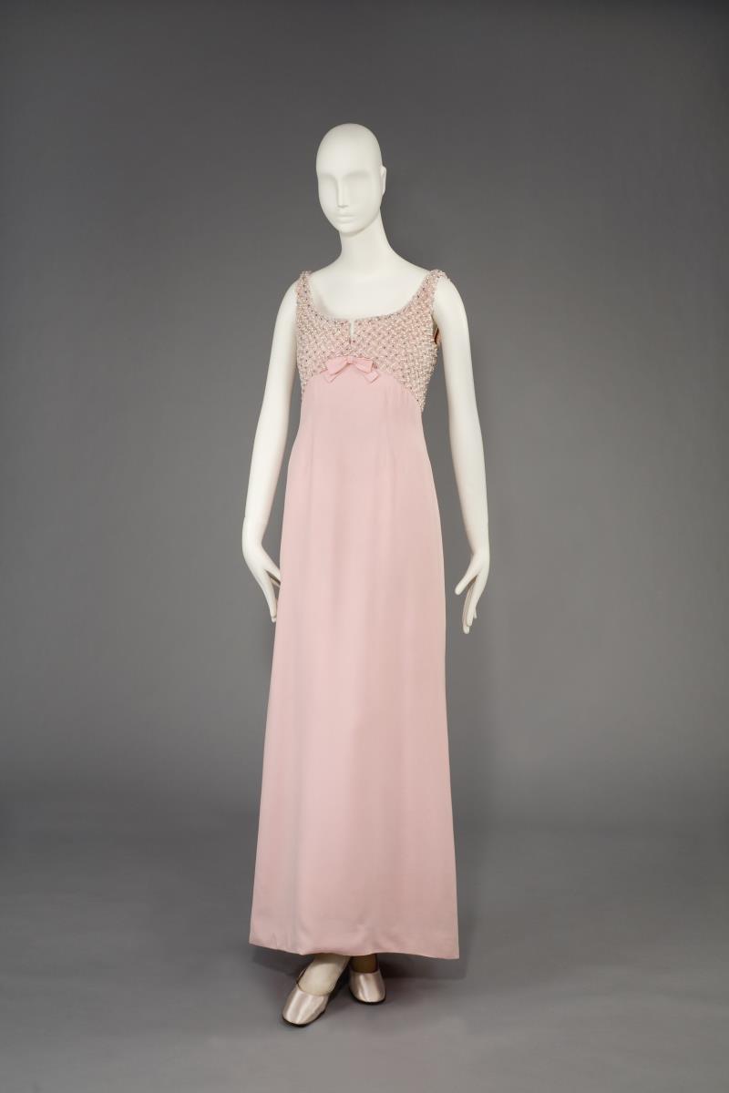 Rosa Abendkleid mit bestickter Empiretaille