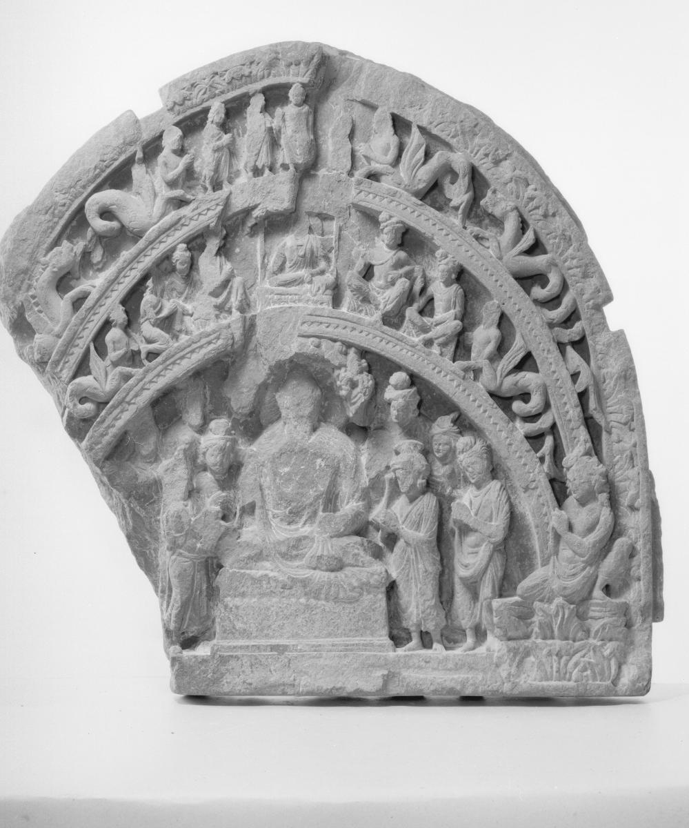 Stupagiebel mit sitzendem Buddha