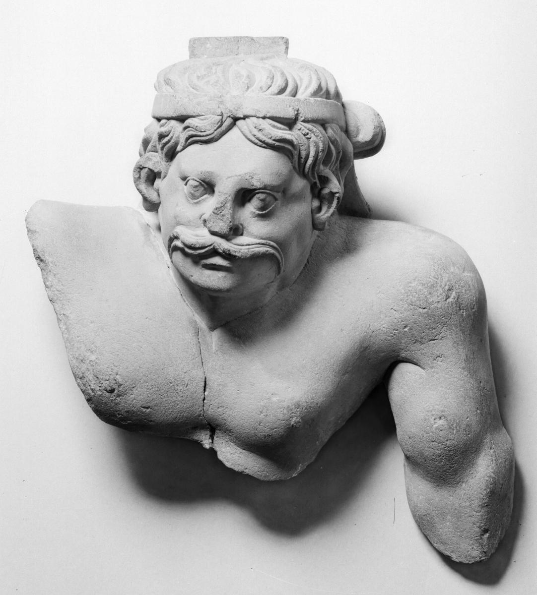 Genius/Atlant mit Schnurrbart und Stirnband (Fragment)