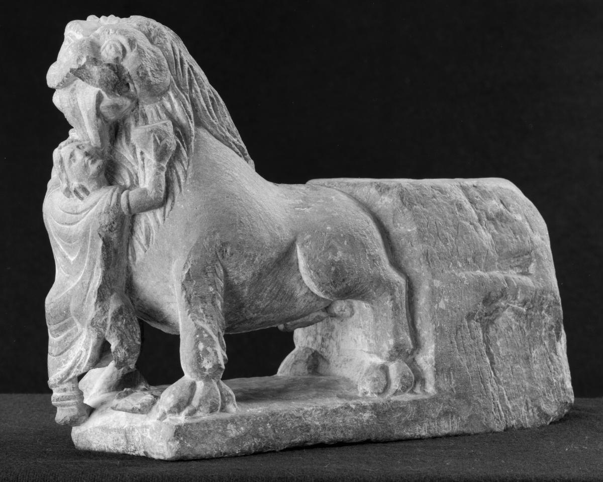 Löwe, der von Yaksha-Erot getränkt wird
