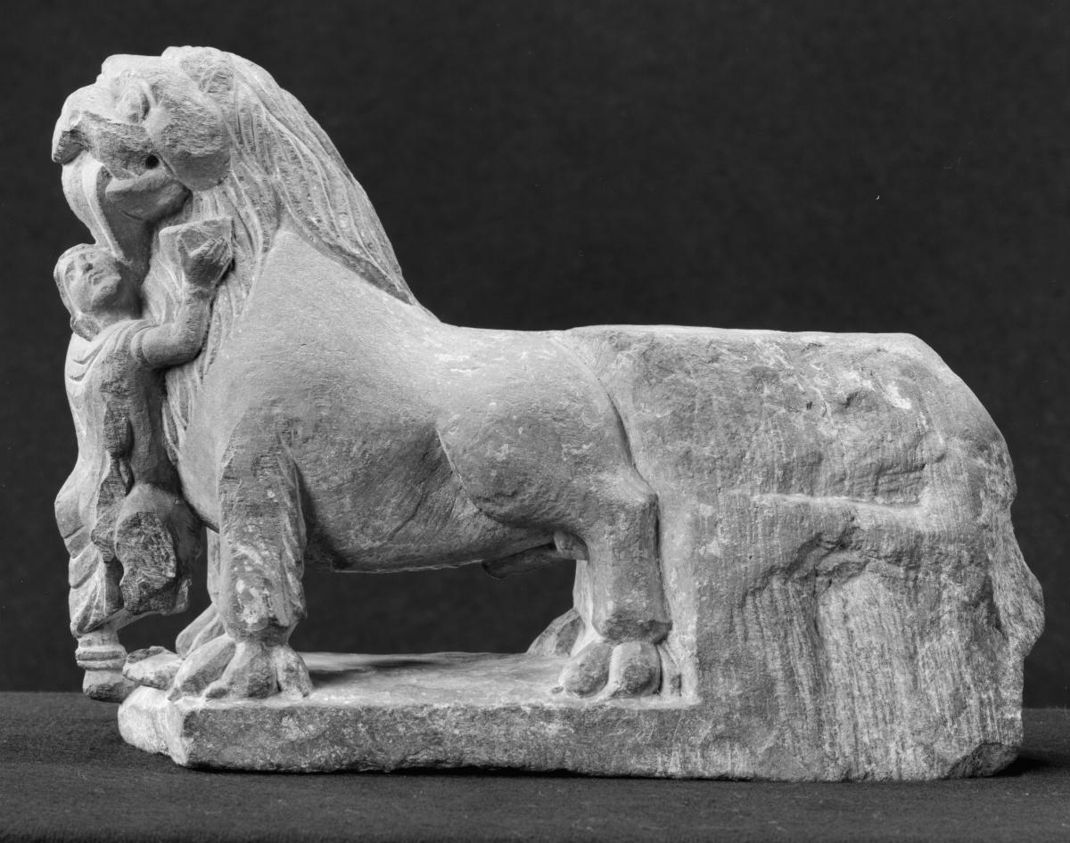 Löwe, der von Yaksha-Erot getränkt wird