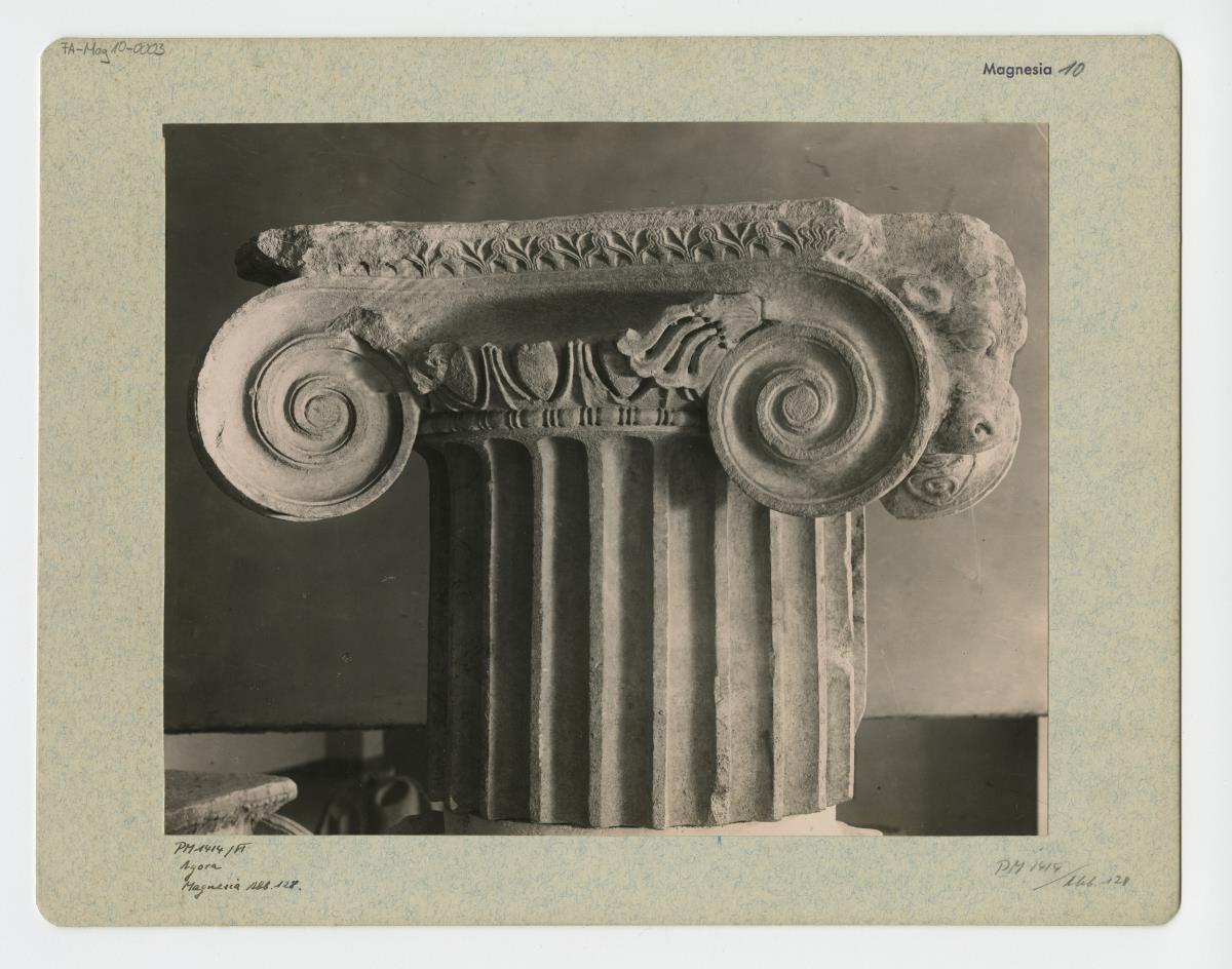 Magnesia am Mäander, Agora, Eckkapitell