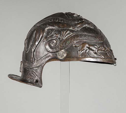 Römischer Paradehelm mit Reliefschmuck