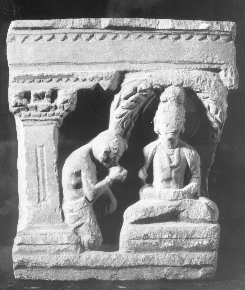 Meditierender Bodhisattva unter Baum mit (knieendem?) Adoranten (Fragment)