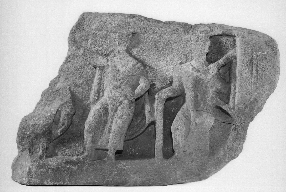 Schmuckfries (Fragment): drei Figuren, rechts Mann mit Bogen (?), mittig Tanzender (?)