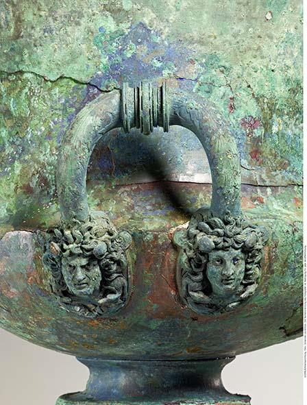 Römischer Kelchkrater mit Untersatz