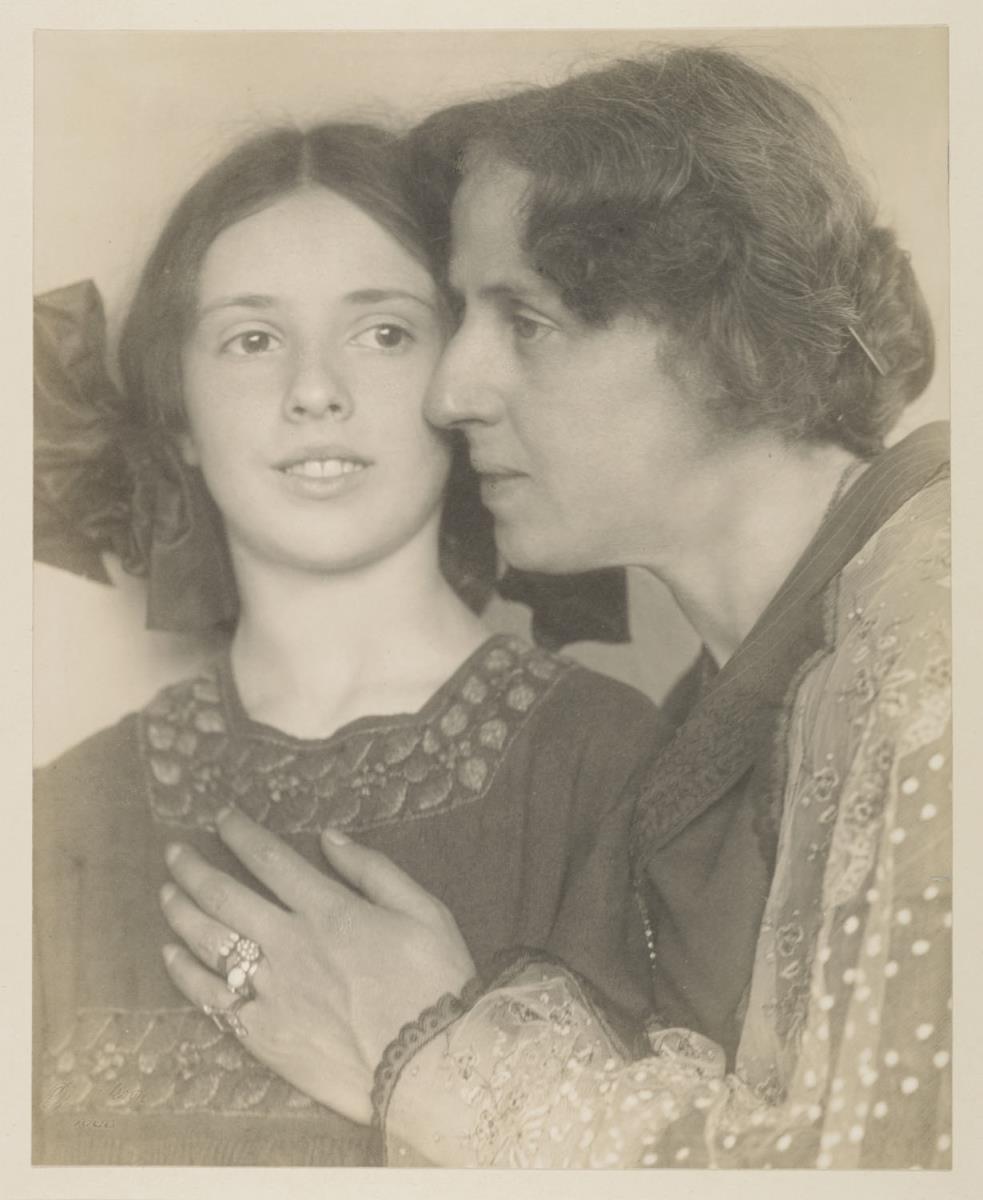 Frau Peter Behrens und Tochter