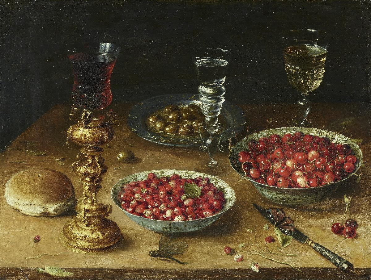 Stillleben mit Kirschen und Erdbeeren in Porzellanschüsseln