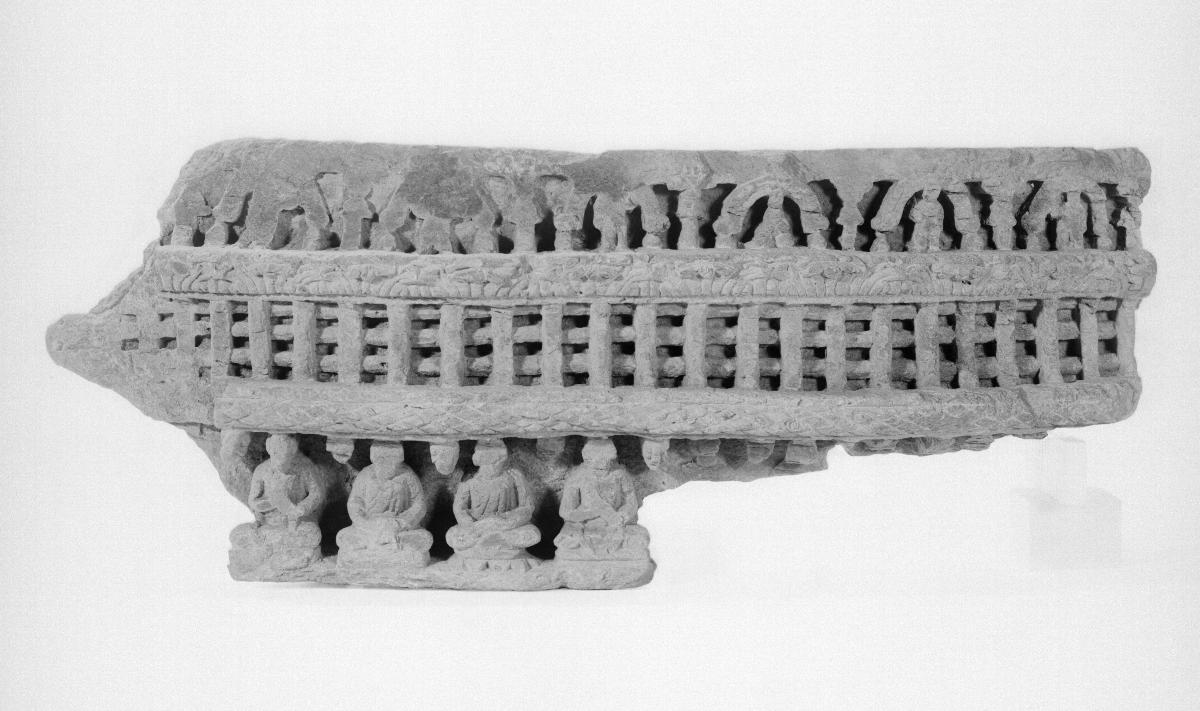 Schmuckfries (Fragment, von oben nach unten): Figuren unter Chaitya-Bögen; Akanthusblattfries; Zaunmotiv (vedika); Lorbeerblattstab; Reihe von sitzenden Buddhas