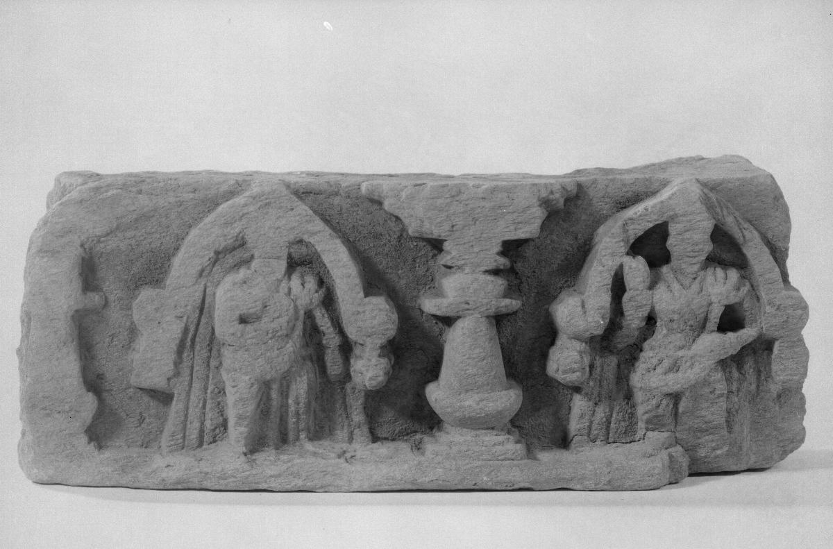 Schmuckfries (Fragment): Zwei stehende männliche Figuren jeweils unter einem Chaitya-Bogen