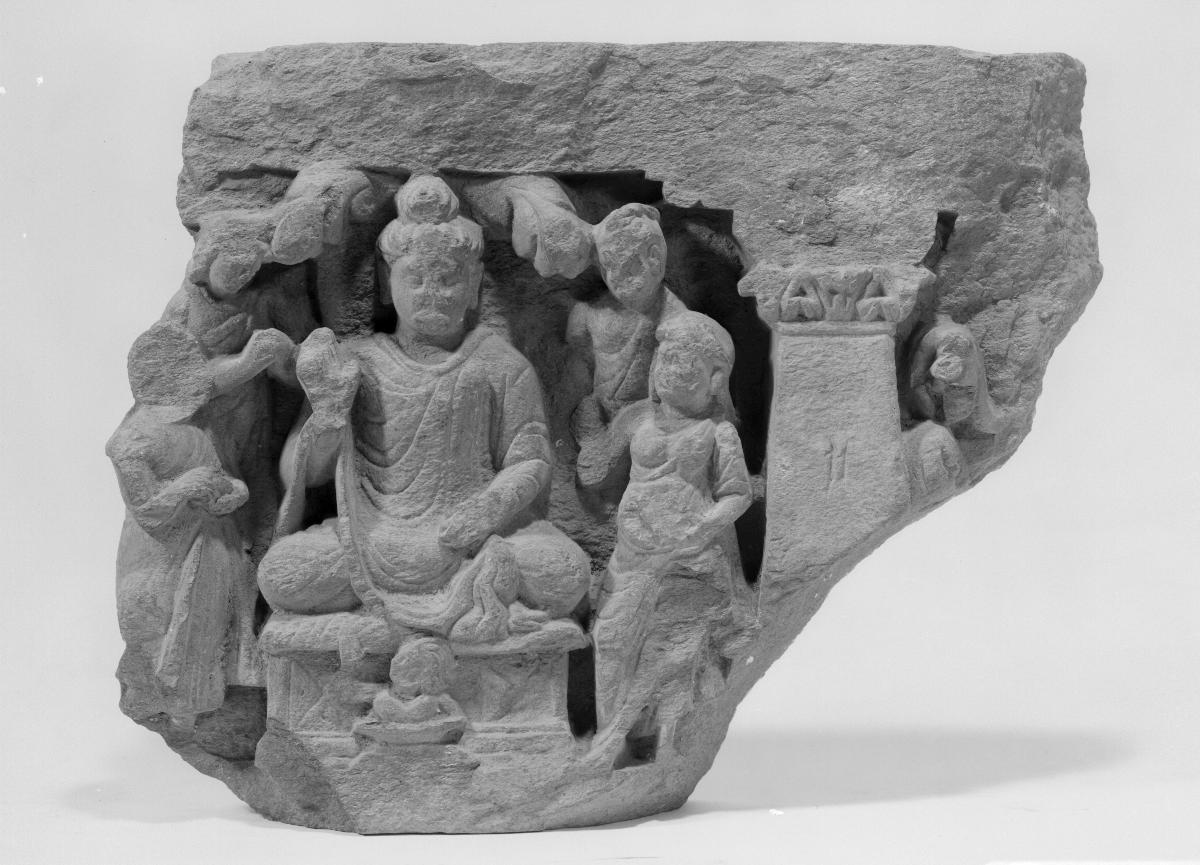 Unidentifizierte Szene mit sitzendem Buddha in Schutzgeste (abhaya-mudra) und Begleitfiguren (Fragment)