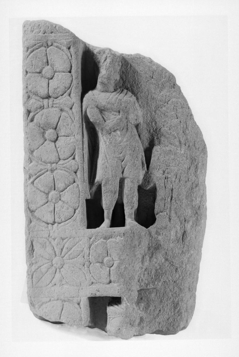 Teile einer vertikalen Stele (Fragment): Lotosrosettendekor und männliche Adoranten