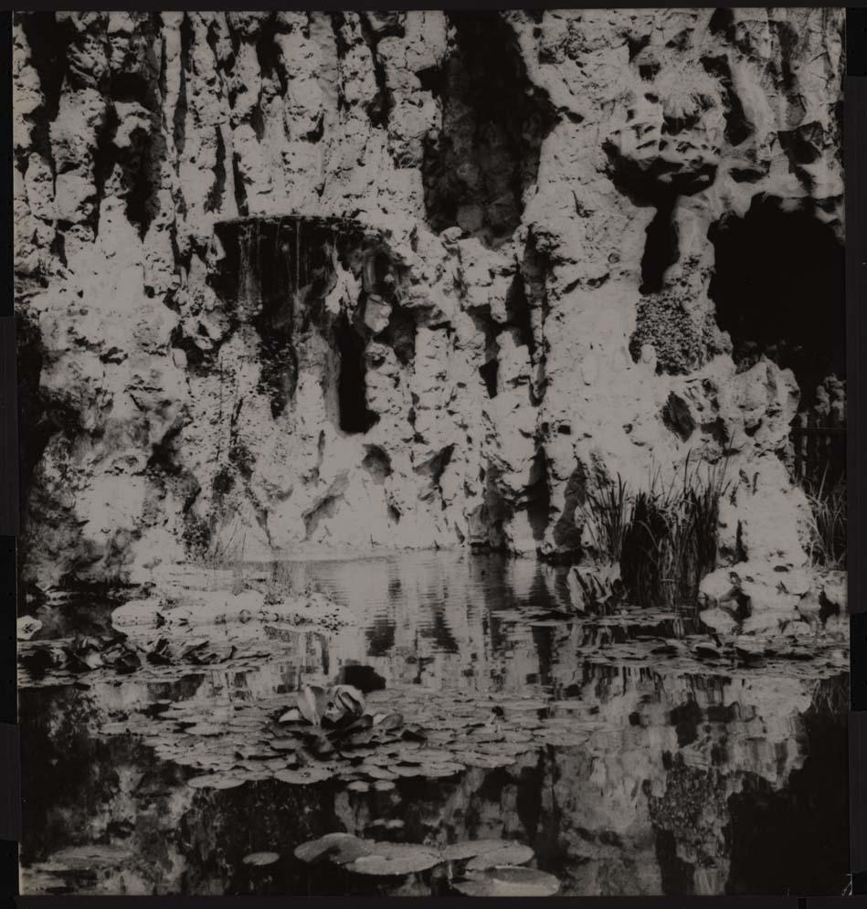 ohne Titel (Teich- und Felslandschaft)