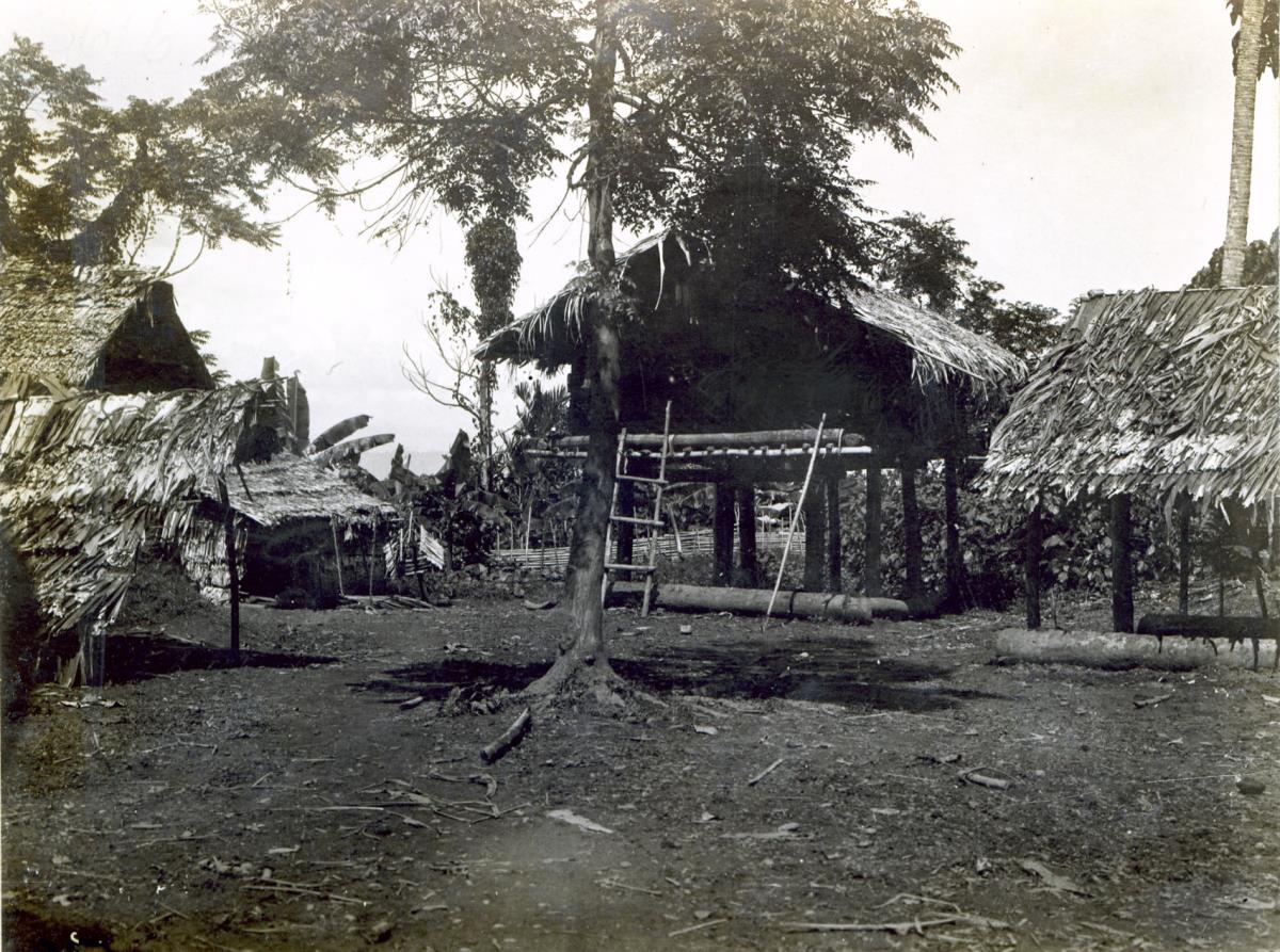 "Platz in dem Bergdorf Ituru. Nov. 1907"