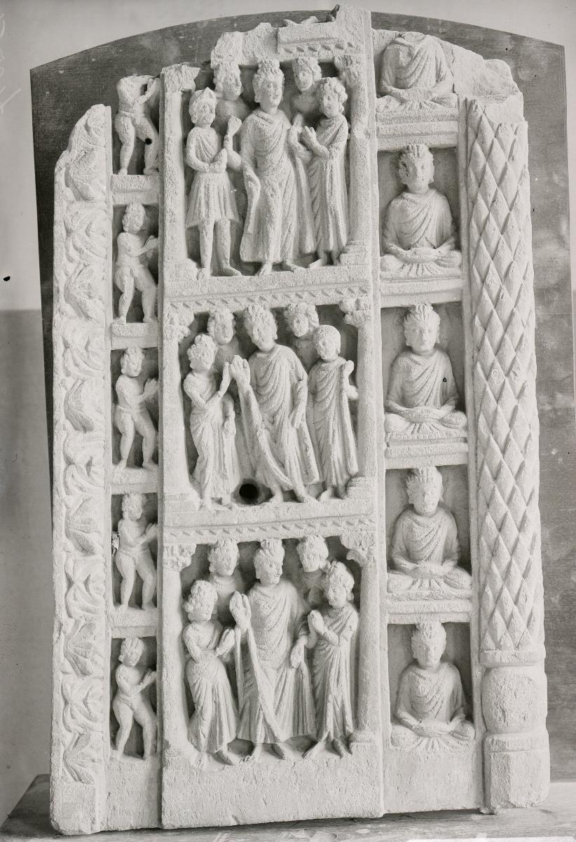 Teil einer vertikalen Stele (Fragment): Verehrungsszene eines stehenden Buddha in Schutzgeste (abhaya-mudra, links); meditierender Buddha (rechts)