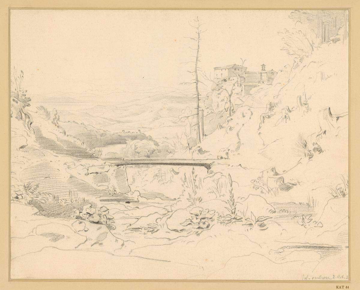 Landschaft mit Holzsteg, rechts auf der Anhöhe Gebäude, bei Vallombrosa