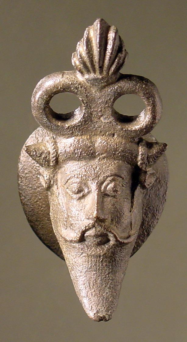 Achelooskopf, spitzbärtig, oben Palmette zwischen zwei Ringen, Theil eines Geräts