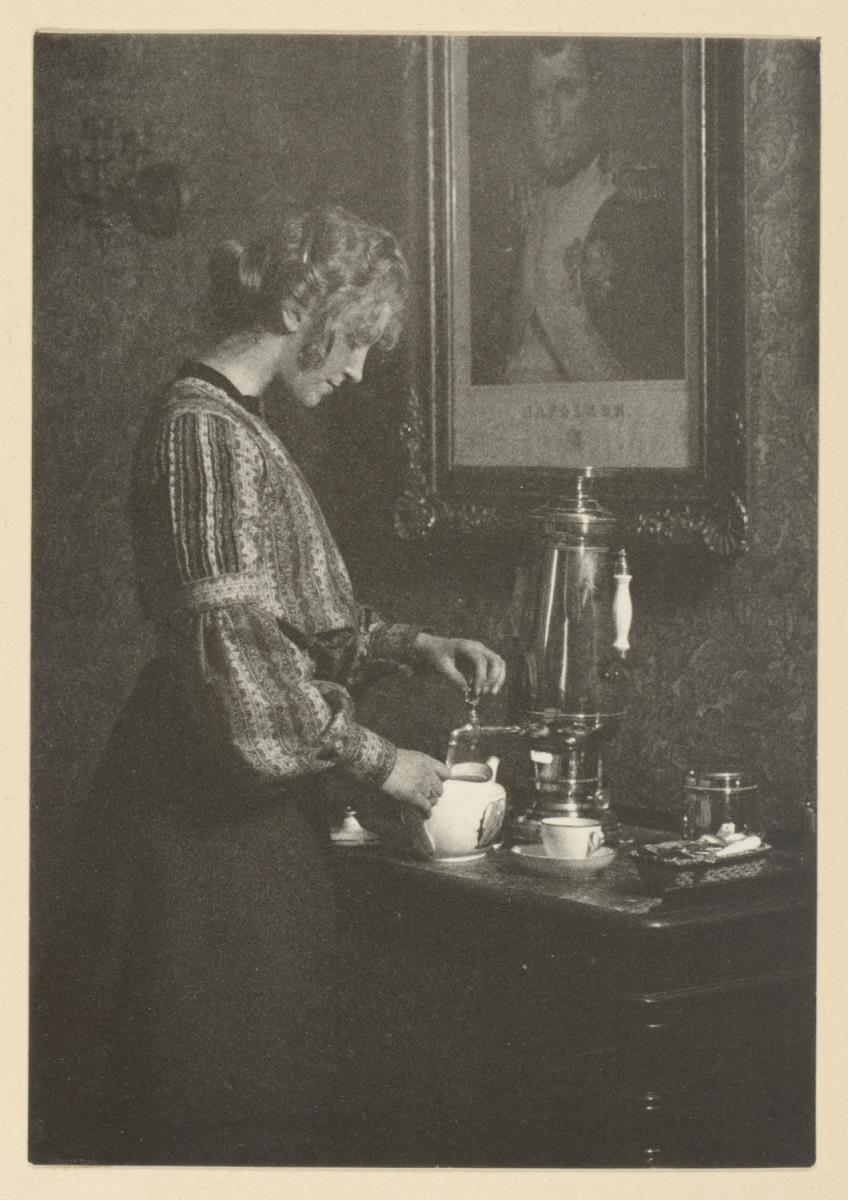 Ohne Titel (Frau an der Teemaschine)