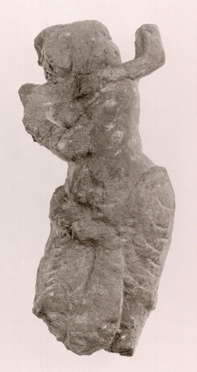Unidentifizierte männliche Figur (Fragment), die einen Gegenstand schultert (Jäger aus der Kleidertauschszene?)