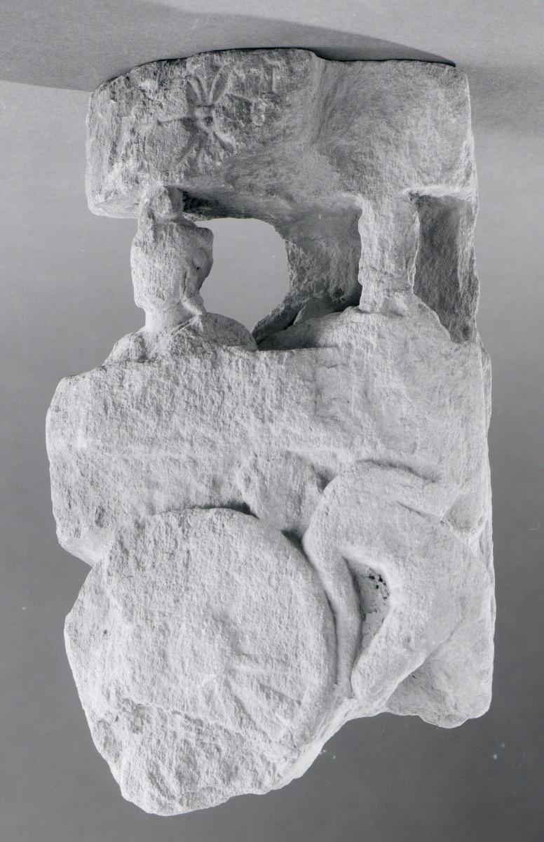 Erzählende Szene (Fragment): Wagen mit mindestens einer männlichen Figur mit Turban als Fahrgast, eine weitere Figur außerhalb des Wagens befreit das feststeckende Rad (Trapusha und Bahalika?)