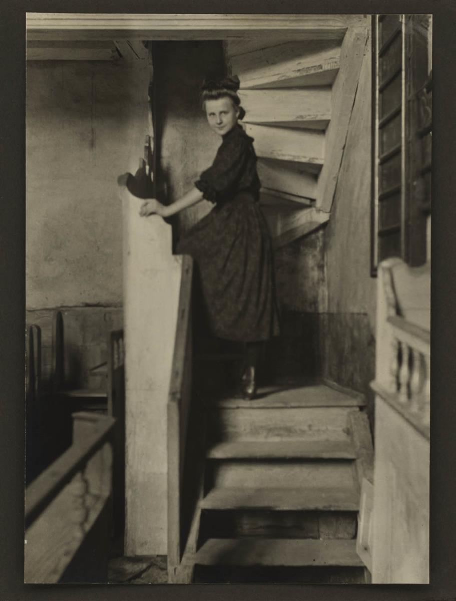 Frau auf Treppe