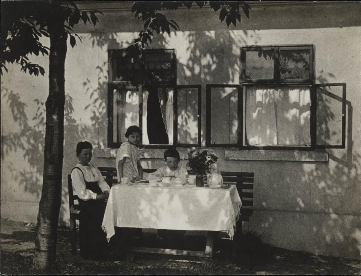 Familie am Tisch (Frida, Hilde und Manfred Ehrhardt)