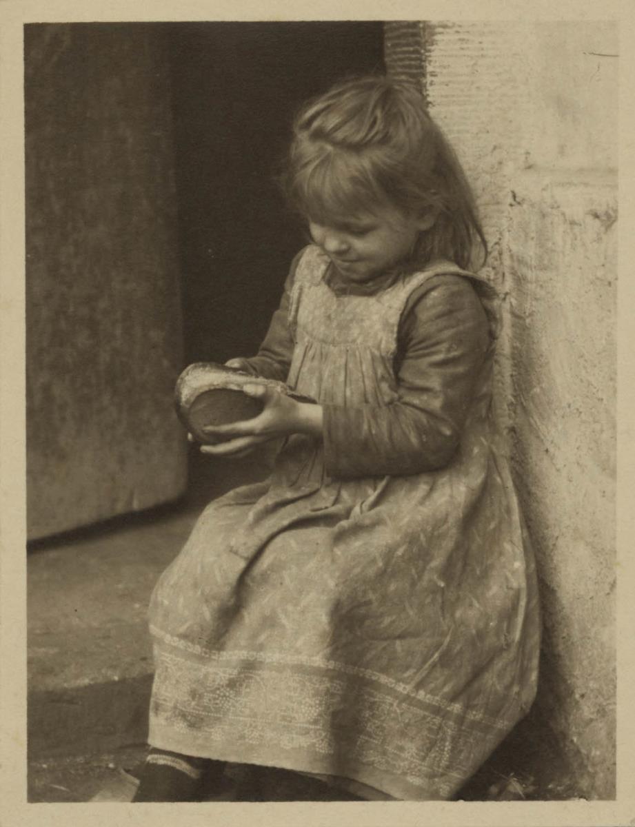 Mädchen mit Brot in der Hand