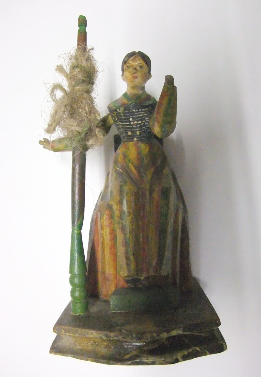 Frau mit Spinnrocken