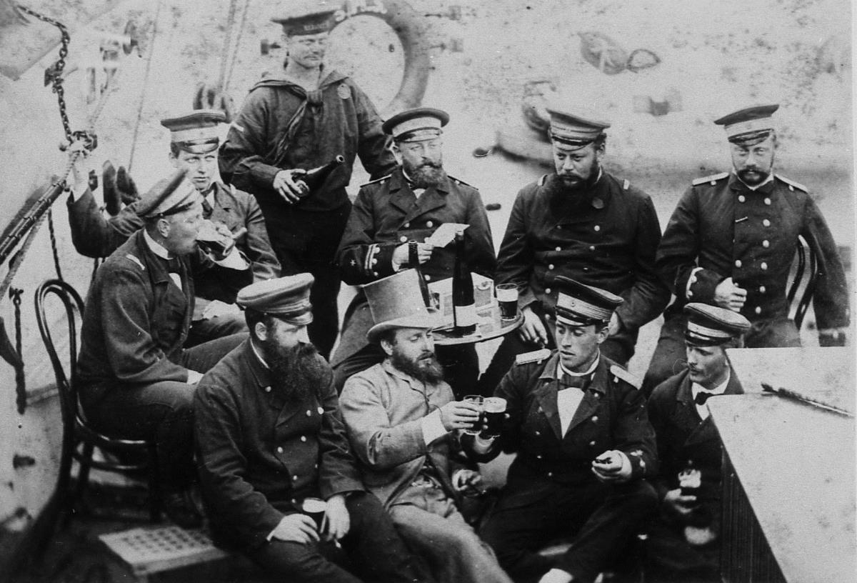 An Bord der S.M.S. "Habicht" mit Dr. Wilhelm Junker in der Mitte der vorderen Reihe (mit grauem Zylinder)