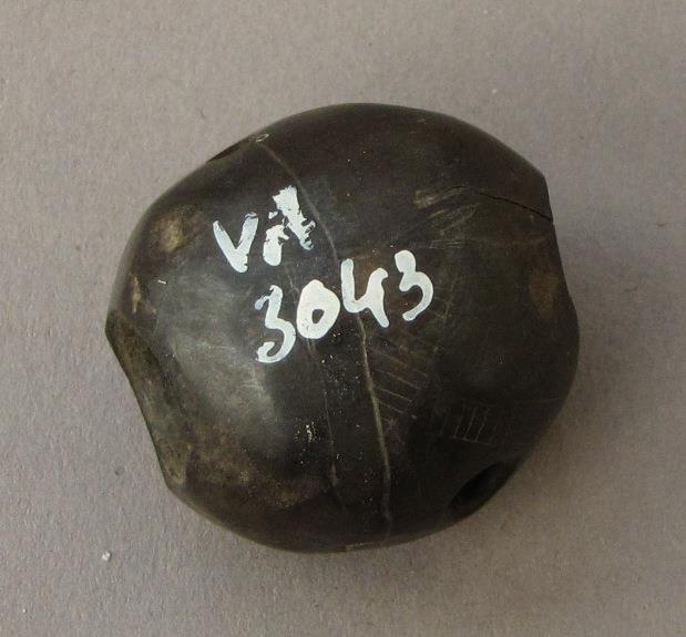 V A 3043 b
