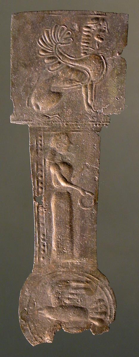 Relief von einem archaischen Spiegelgriff: oben Sphinx, darunter eine Frau mit Kranz, unten ein Vogel