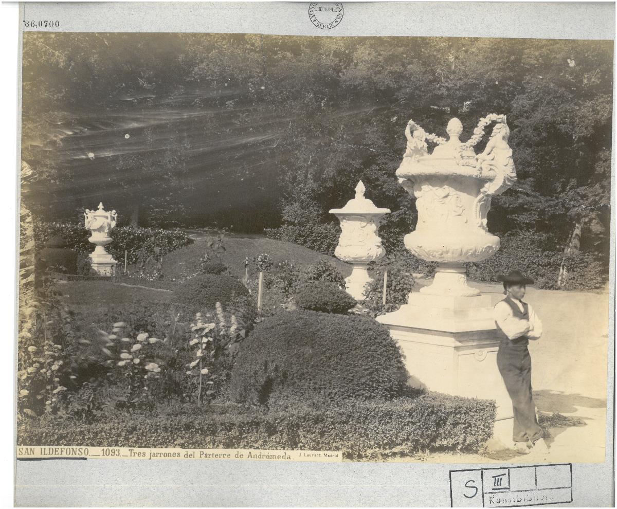 Segovia, La Granja de San Ildefonso, Park, Parterre de Andrómeda, drei Vasen