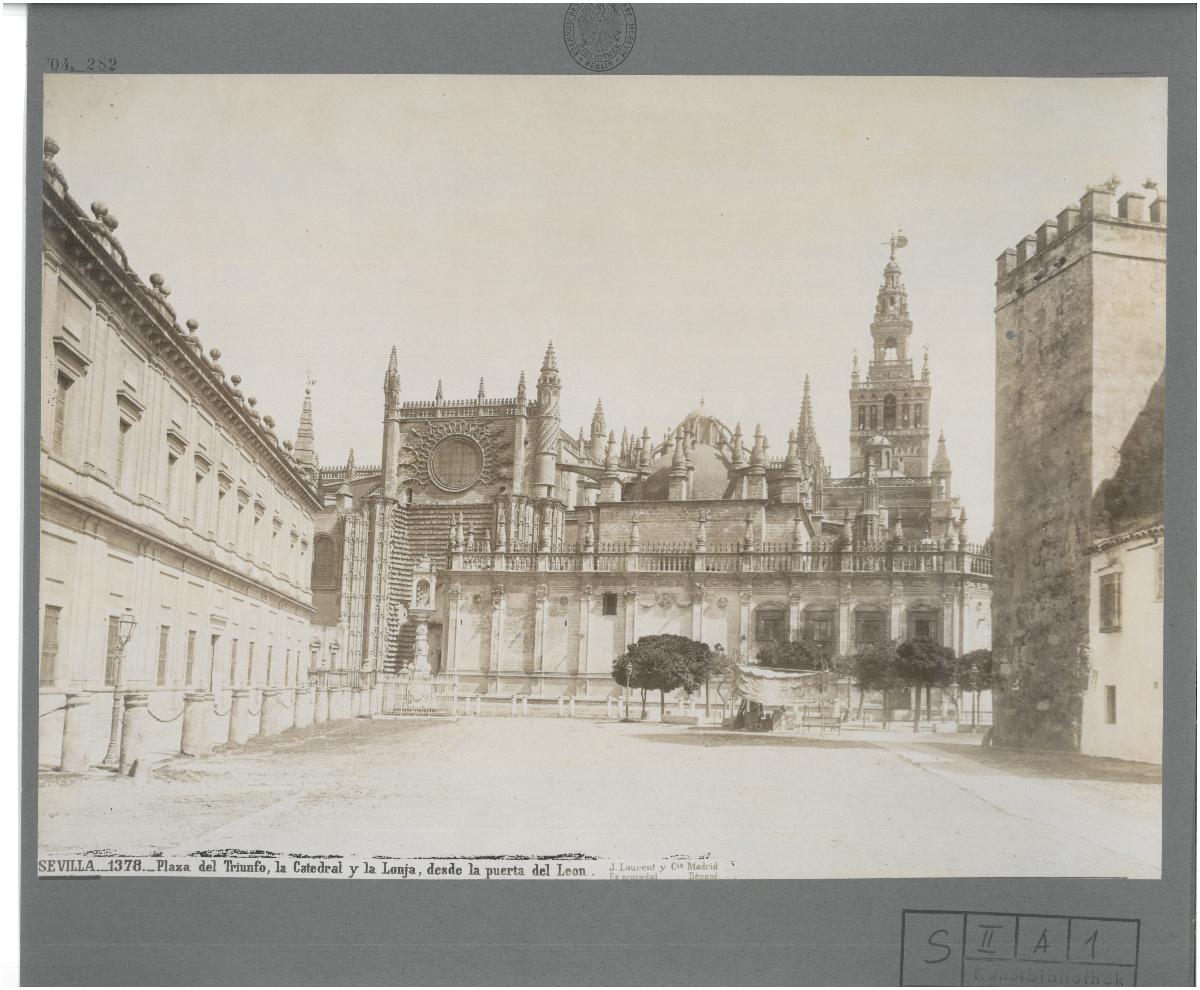 Sevilla, Plaza del Triunfo, Kathedrale und Fischmarkt von der Puerta de León aus