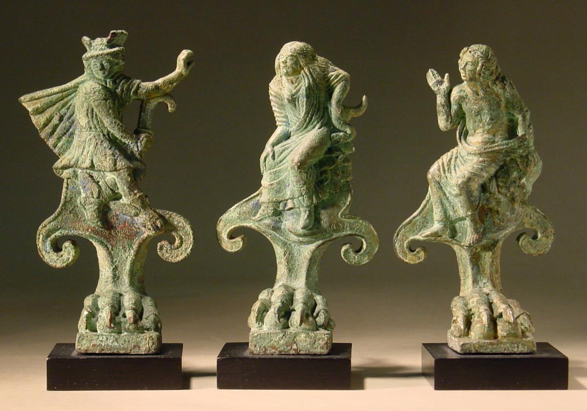 Drei Cistenfüβe: 1. Perseus, 2. Gorgo, 3. Apollon; mit etruskischen Inschriften. Sehr feine Arbeit