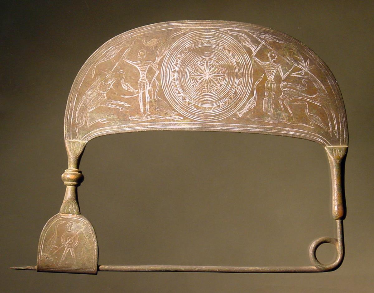 Große Fibel mit gravierten Ornamenten und bildlichen Darstellungen im geometrischen Stil (moderne Fälschung)