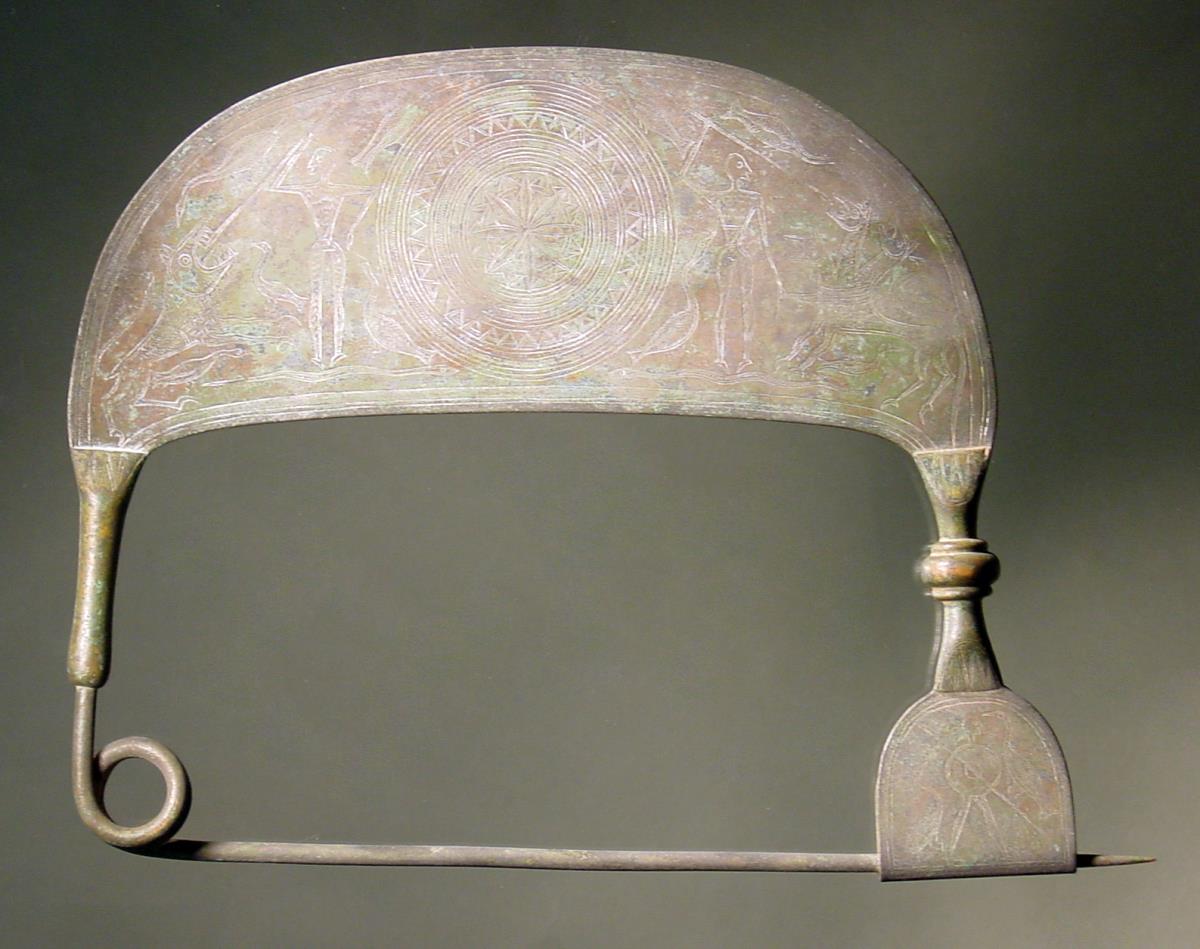 Große Fibel mit gravierten Ornamenten und bildlichen Darstellungen im geometrischen Stil (moderne Fälschung)