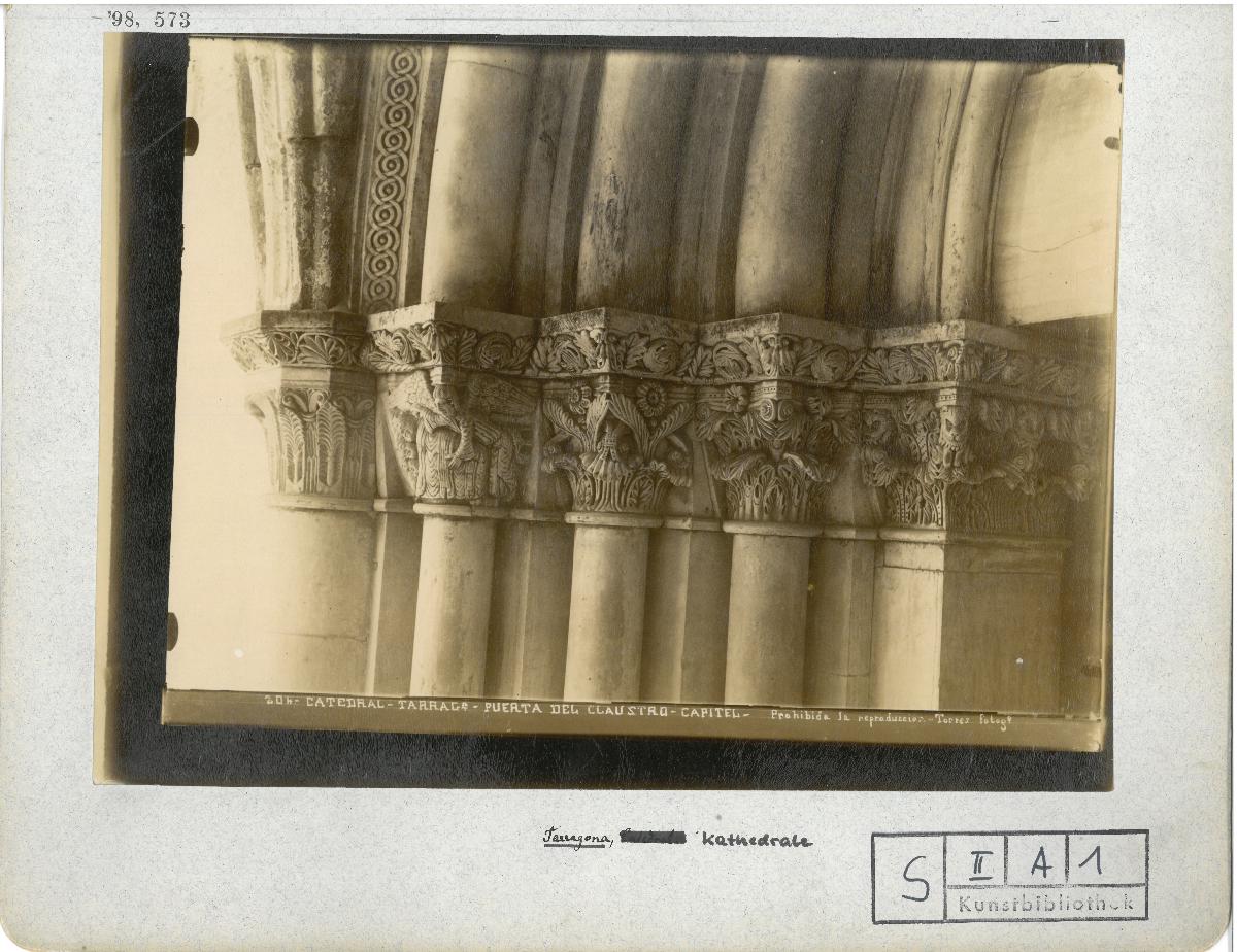 Tarragona, Kathedrale, Eingangstür zum Kreuzgang, Kapitell