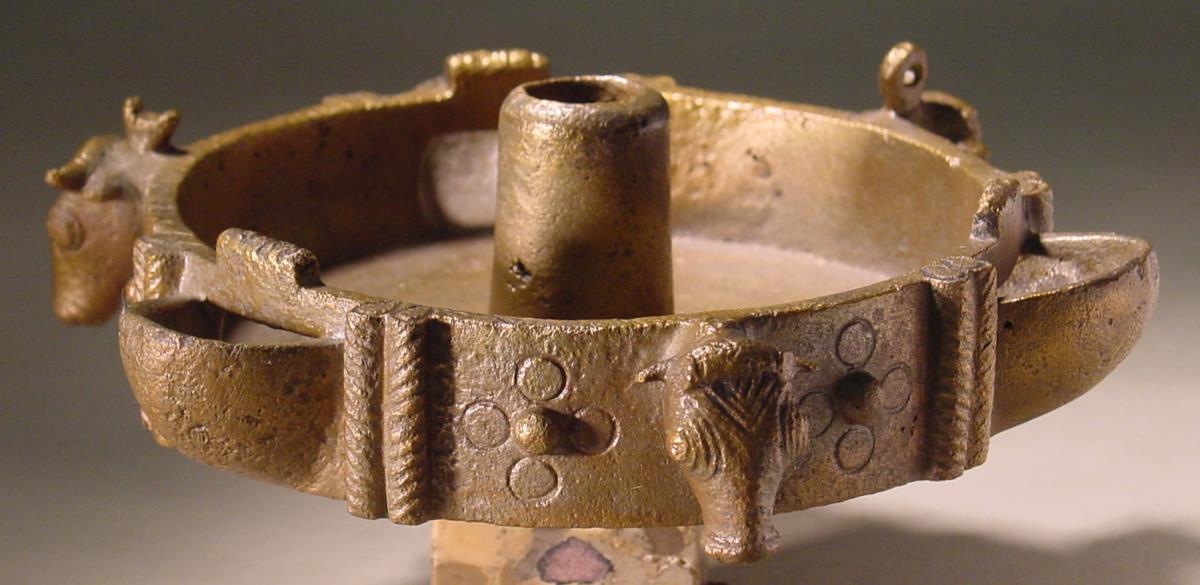 Archaische dreischnauzige runde Lampe mit Stierköpfen