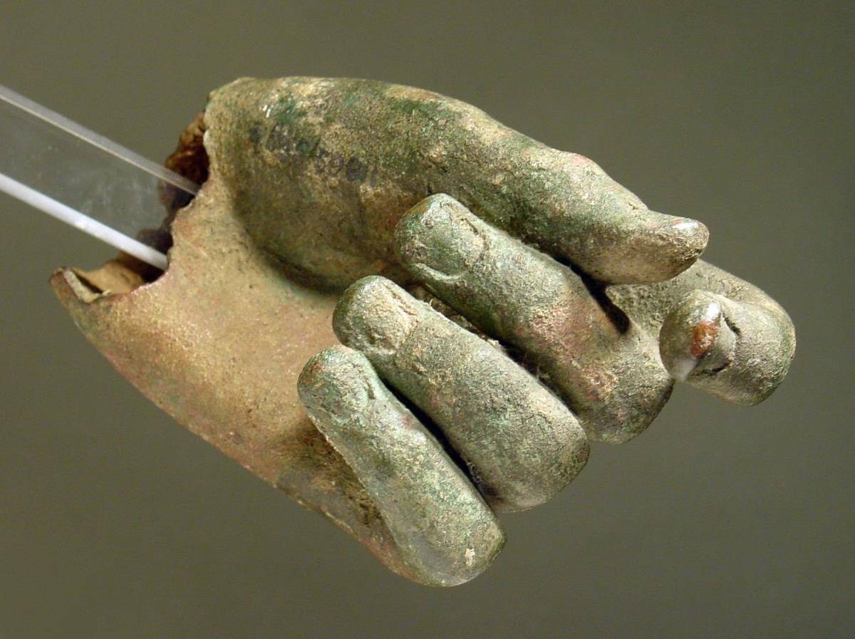 - Objekt ohne Beschreibung - (linke Hand einer lebensgroßen Bronzestatue)
